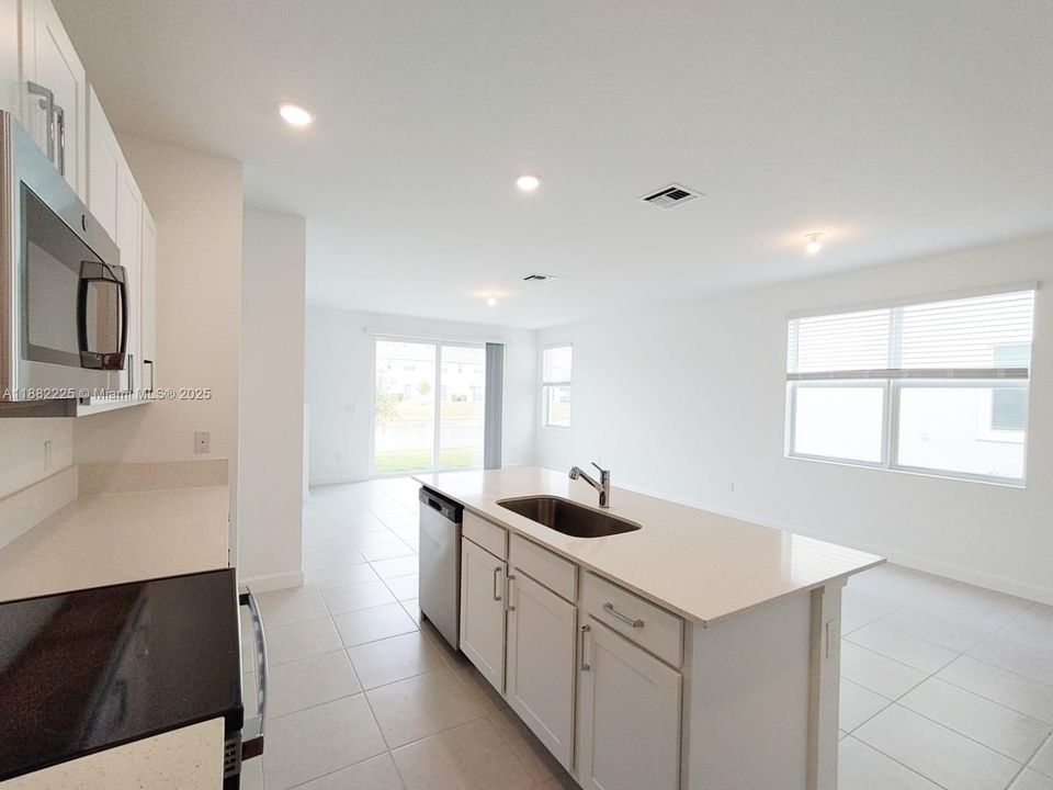 Недавно арендовано: $2,560 (4 спален, 2 ванн, 1820 Квадратных фут)