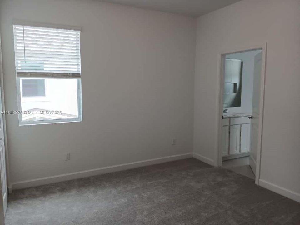 Недавно арендовано: $2,560 (4 спален, 2 ванн, 1820 Квадратных фут)