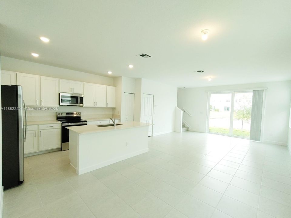 Недавно арендовано: $2,560 (4 спален, 2 ванн, 1820 Квадратных фут)