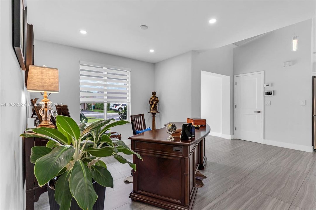 Под контрактом: $919,900 (3 спален, 2 ванн, 2028 Квадратных фут)