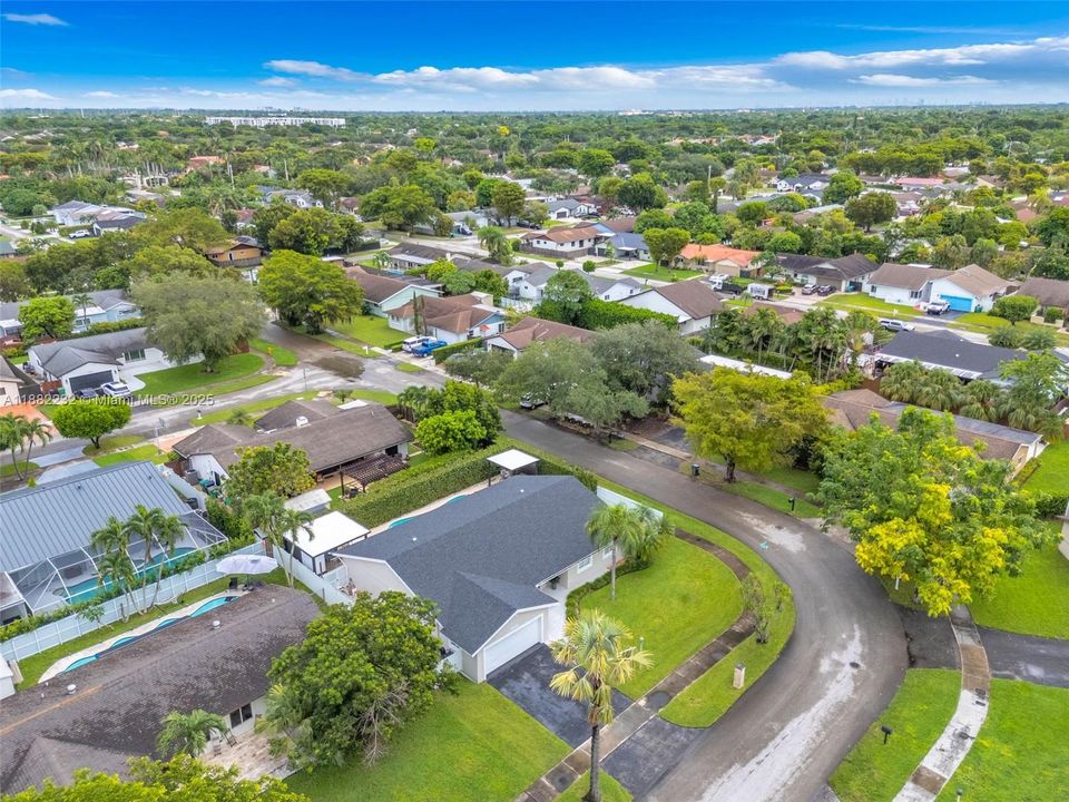 Под контрактом: $919,900 (3 спален, 2 ванн, 2028 Квадратных фут)