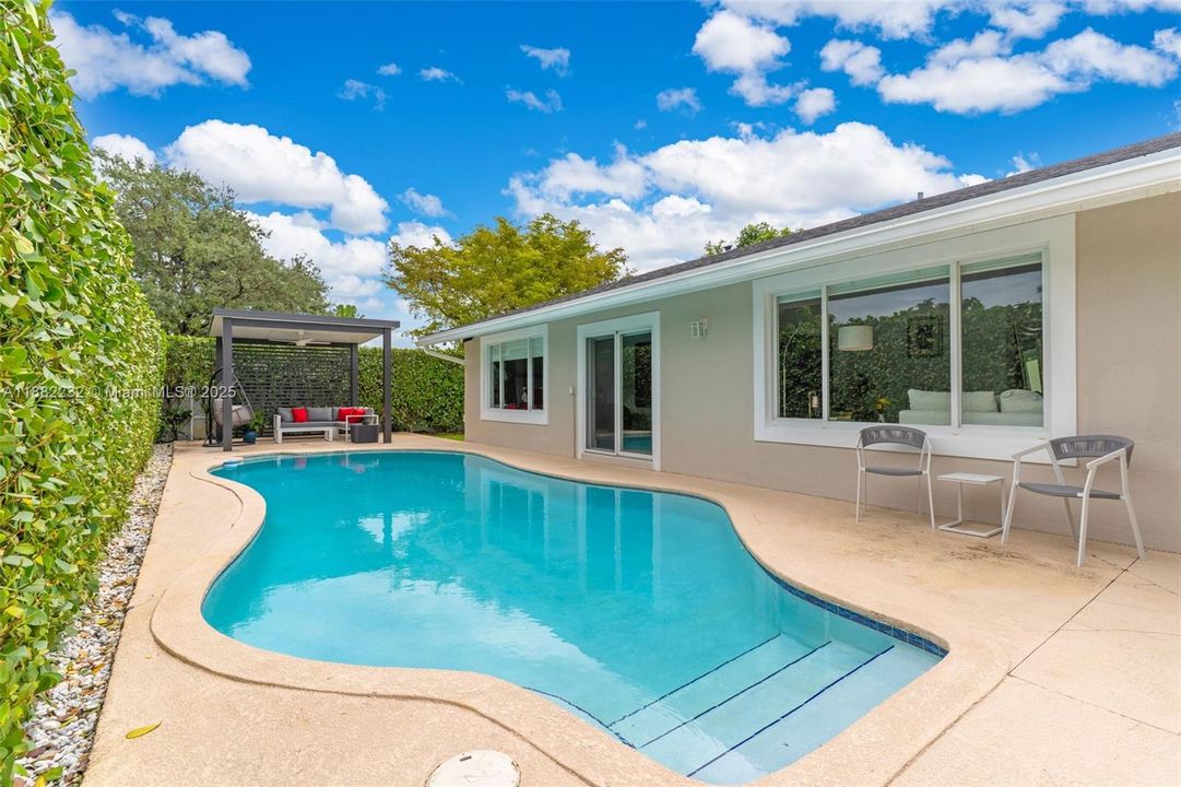 Под контрактом: $919,900 (3 спален, 2 ванн, 2028 Квадратных фут)