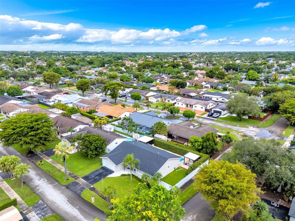 Под контрактом: $919,900 (3 спален, 2 ванн, 2028 Квадратных фут)