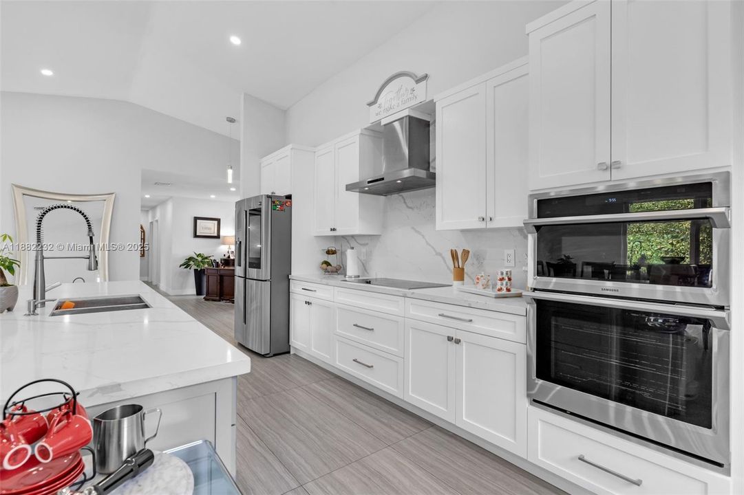 Под контрактом: $919,900 (3 спален, 2 ванн, 2028 Квадратных фут)