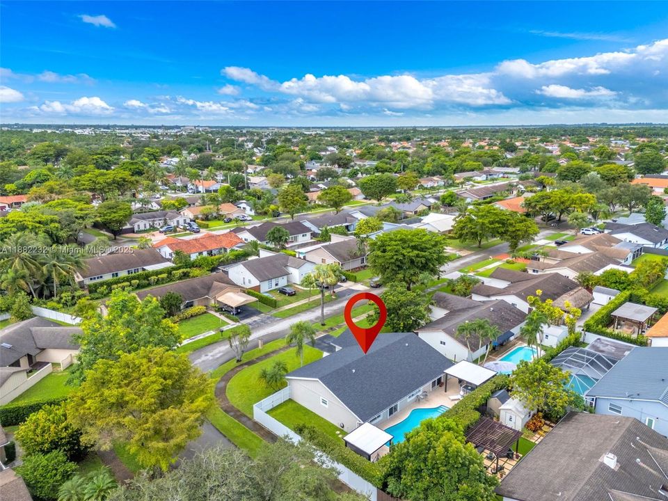 Под контрактом: $919,900 (3 спален, 2 ванн, 2028 Квадратных фут)