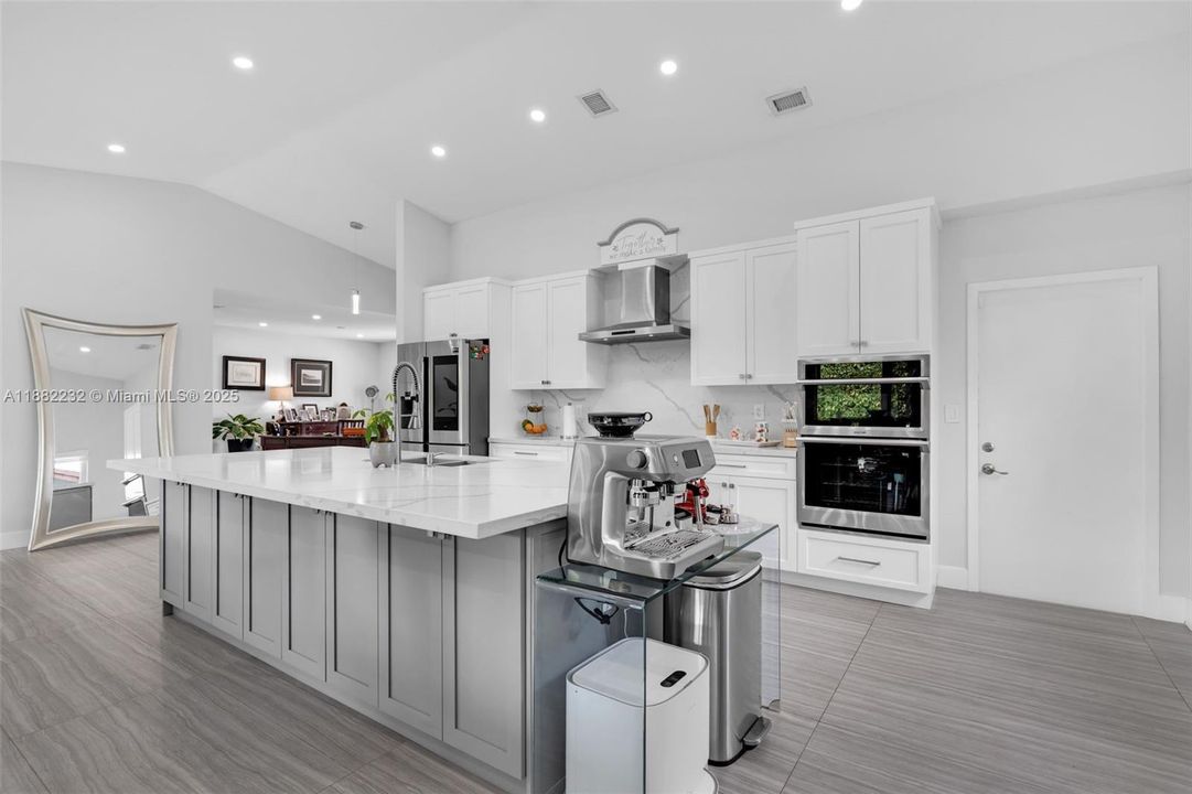 Под контрактом: $919,900 (3 спален, 2 ванн, 2028 Квадратных фут)