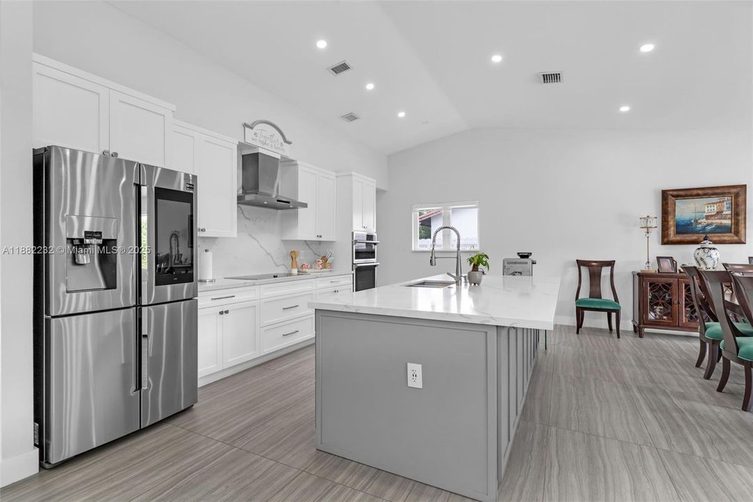 Под контрактом: $919,900 (3 спален, 2 ванн, 2028 Квадратных фут)