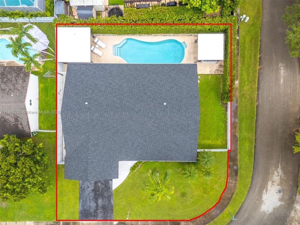 Под контрактом: $919,900 (3 спален, 2 ванн, 2028 Квадратных фут)