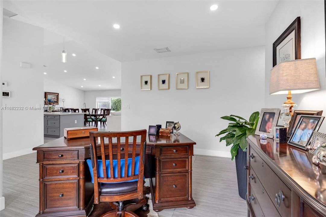 Под контрактом: $919,900 (3 спален, 2 ванн, 2028 Квадратных фут)