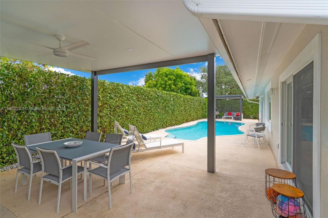 Под контрактом: $919,900 (3 спален, 2 ванн, 2028 Квадратных фут)