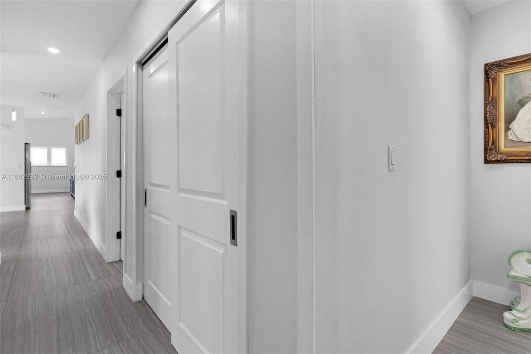 Под контрактом: $919,900 (3 спален, 2 ванн, 2028 Квадратных фут)