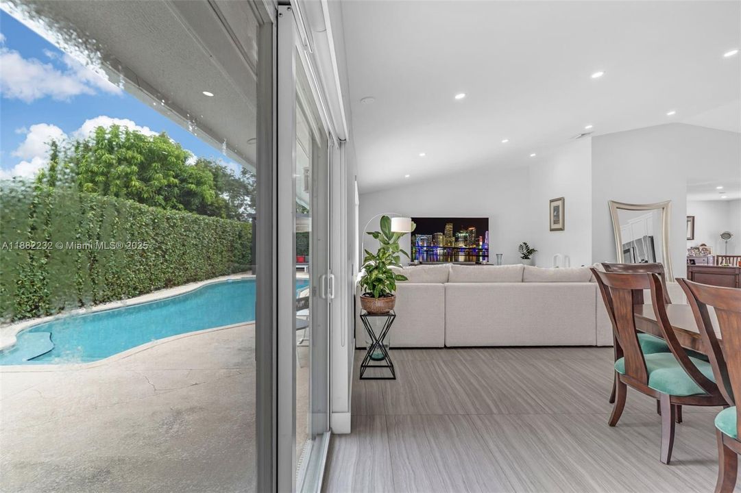 Под контрактом: $919,900 (3 спален, 2 ванн, 2028 Квадратных фут)