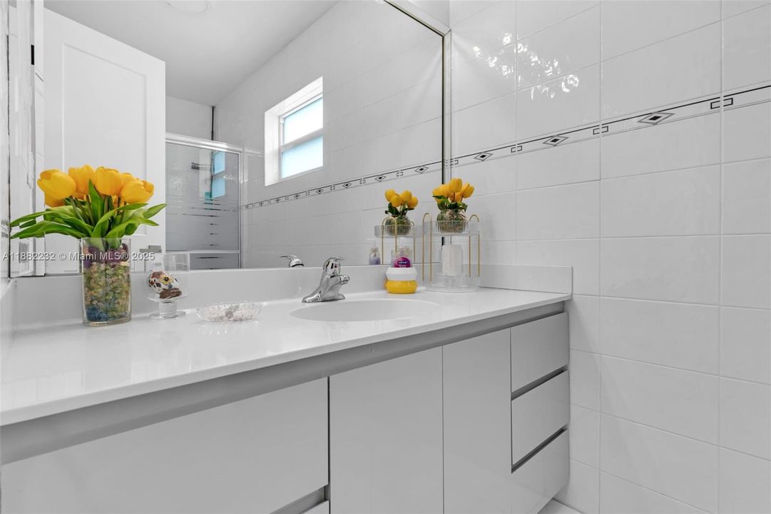 Под контрактом: $919,900 (3 спален, 2 ванн, 2028 Квадратных фут)