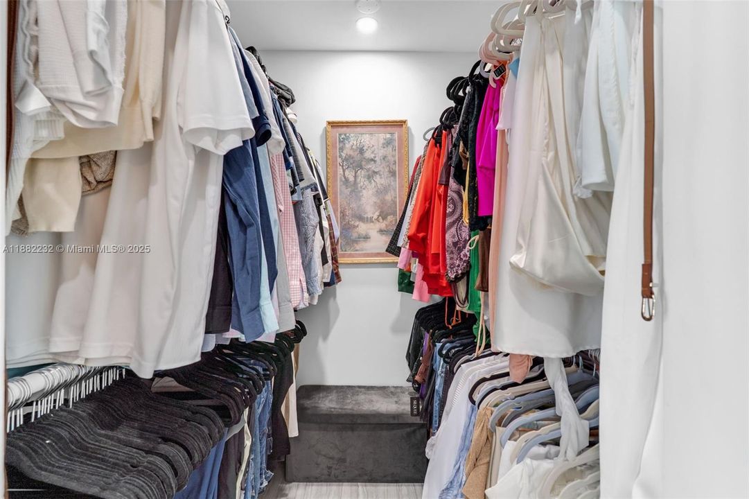 Под контрактом: $919,900 (3 спален, 2 ванн, 2028 Квадратных фут)