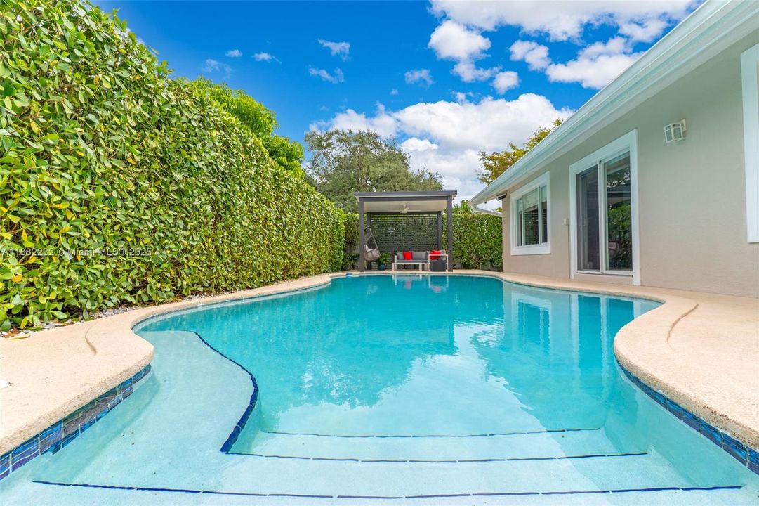 Под контрактом: $919,900 (3 спален, 2 ванн, 2028 Квадратных фут)