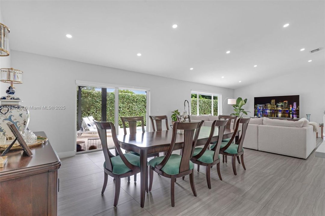 Под контрактом: $919,900 (3 спален, 2 ванн, 2028 Квадратных фут)