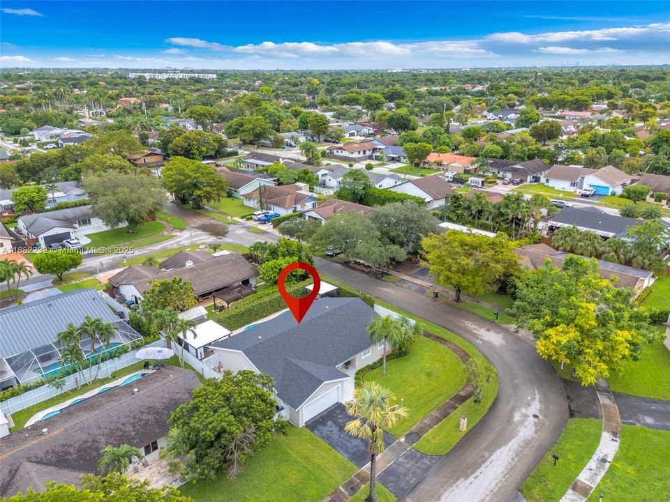 Под контрактом: $919,900 (3 спален, 2 ванн, 2028 Квадратных фут)