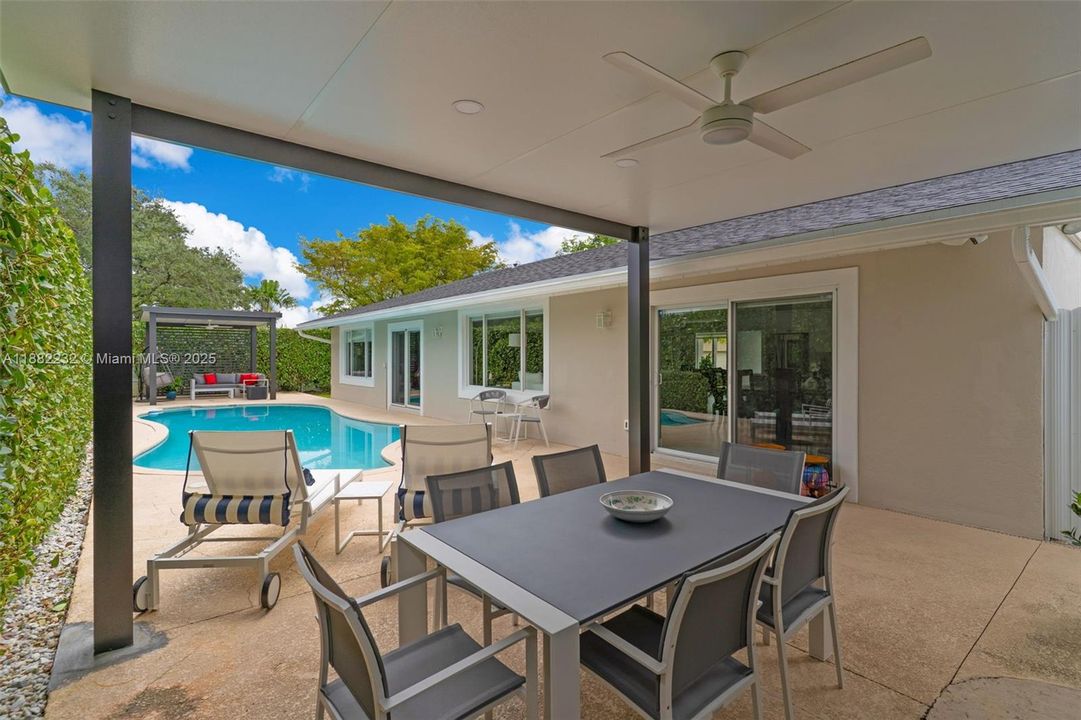 Под контрактом: $919,900 (3 спален, 2 ванн, 2028 Квадратных фут)