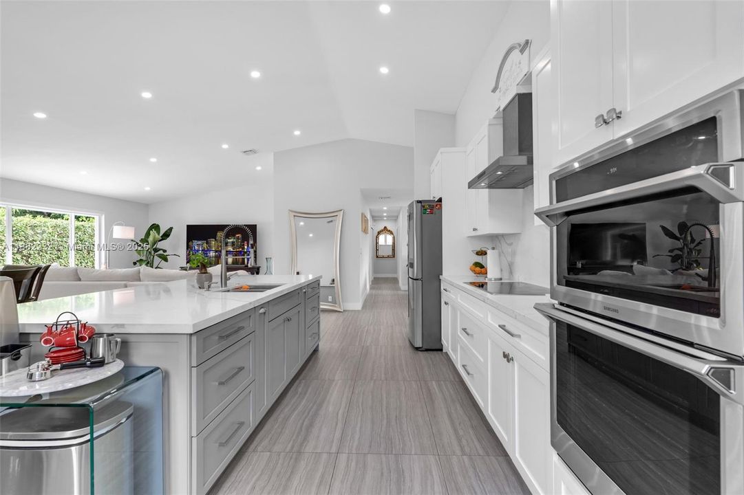 Под контрактом: $919,900 (3 спален, 2 ванн, 2028 Квадратных фут)