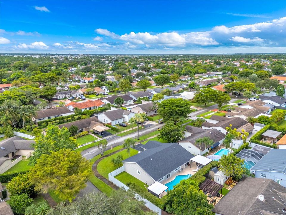 Под контрактом: $919,900 (3 спален, 2 ванн, 2028 Квадратных фут)