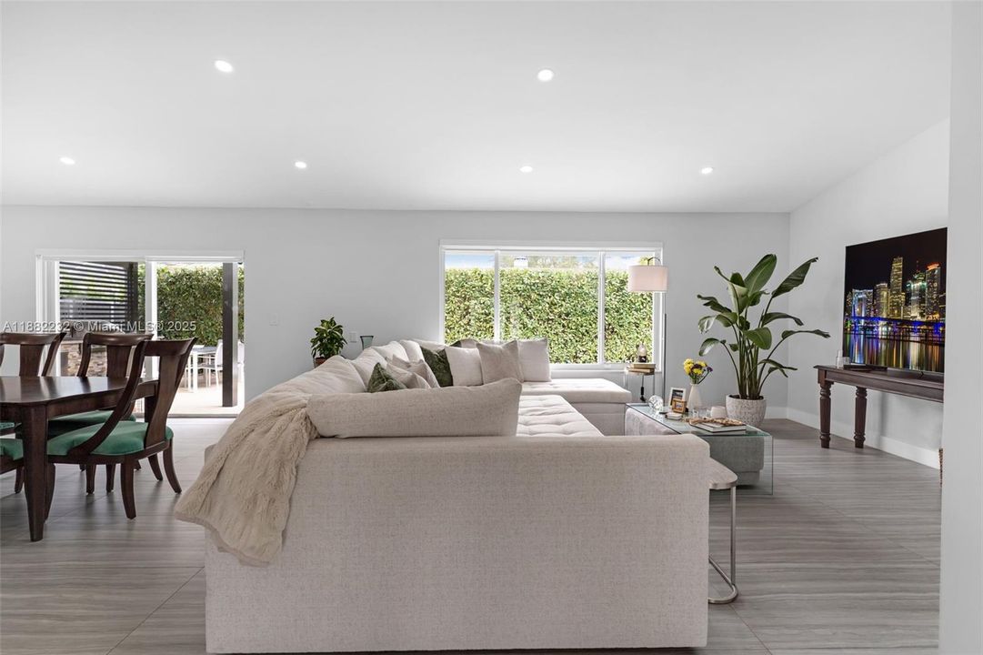 Под контрактом: $919,900 (3 спален, 2 ванн, 2028 Квадратных фут)