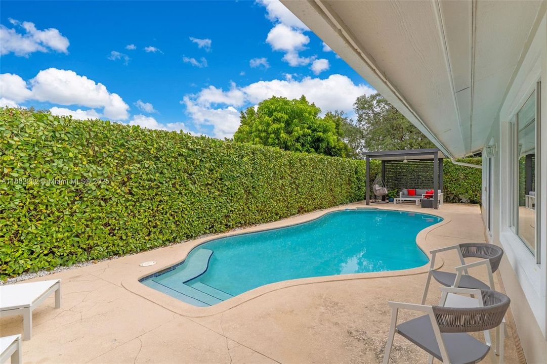 Под контрактом: $919,900 (3 спален, 2 ванн, 2028 Квадратных фут)