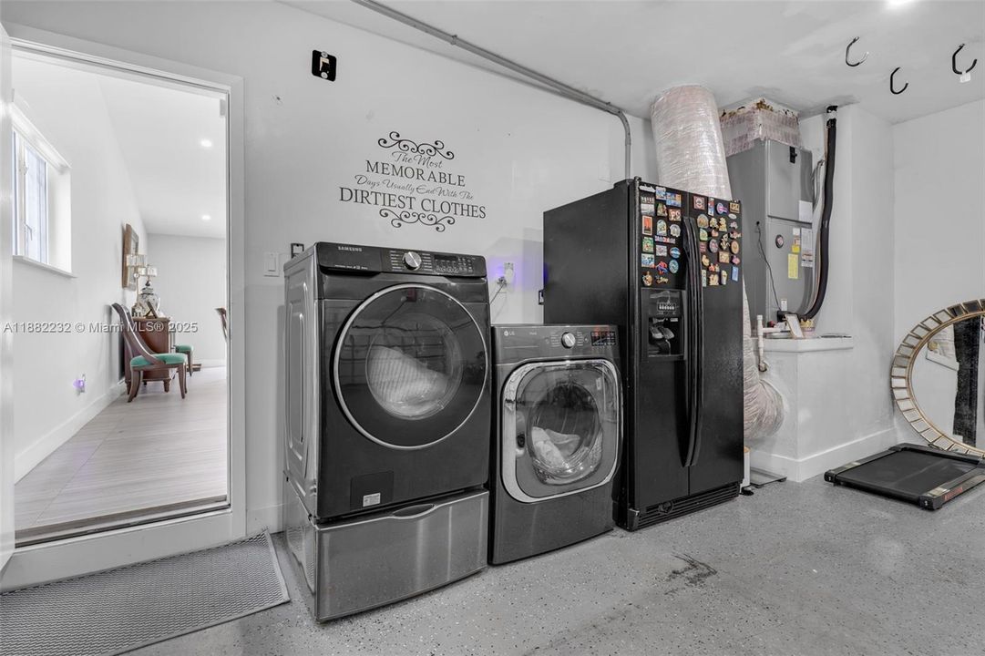 Под контрактом: $919,900 (3 спален, 2 ванн, 2028 Квадратных фут)