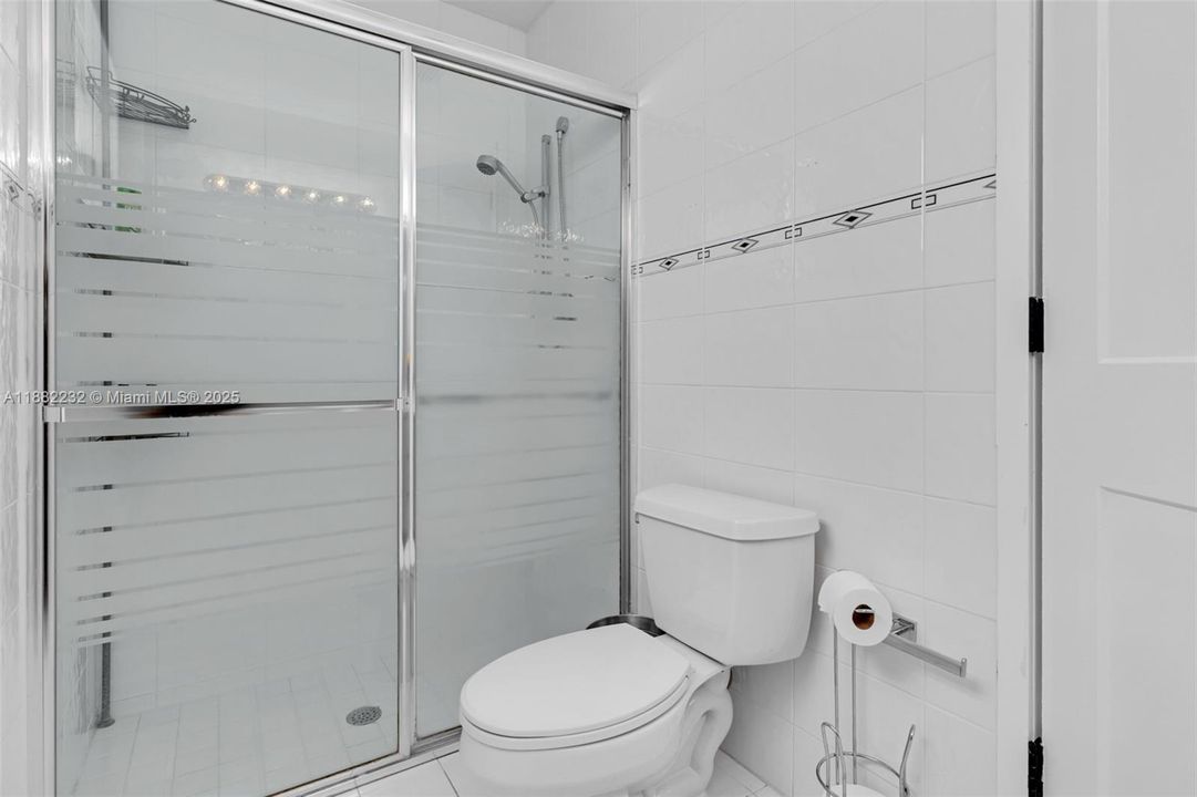 Под контрактом: $919,900 (3 спален, 2 ванн, 2028 Квадратных фут)