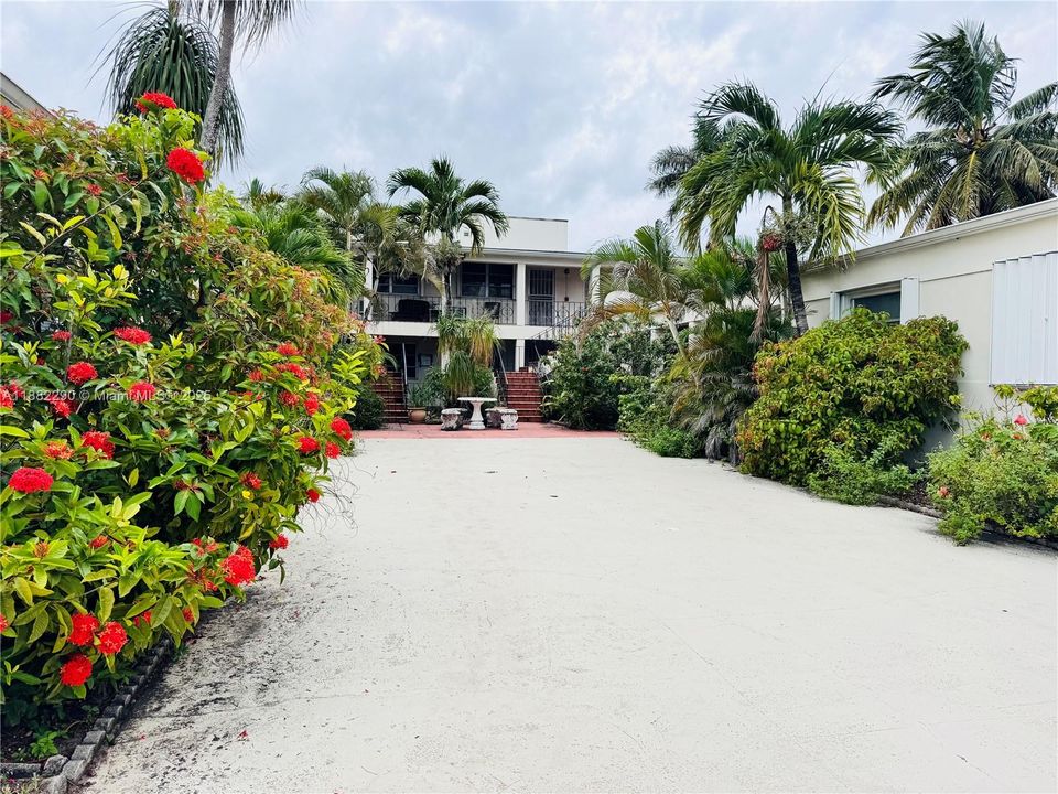 合同活跃: $1,250 (0 贝兹, 1 浴室, 416 平方英尺)