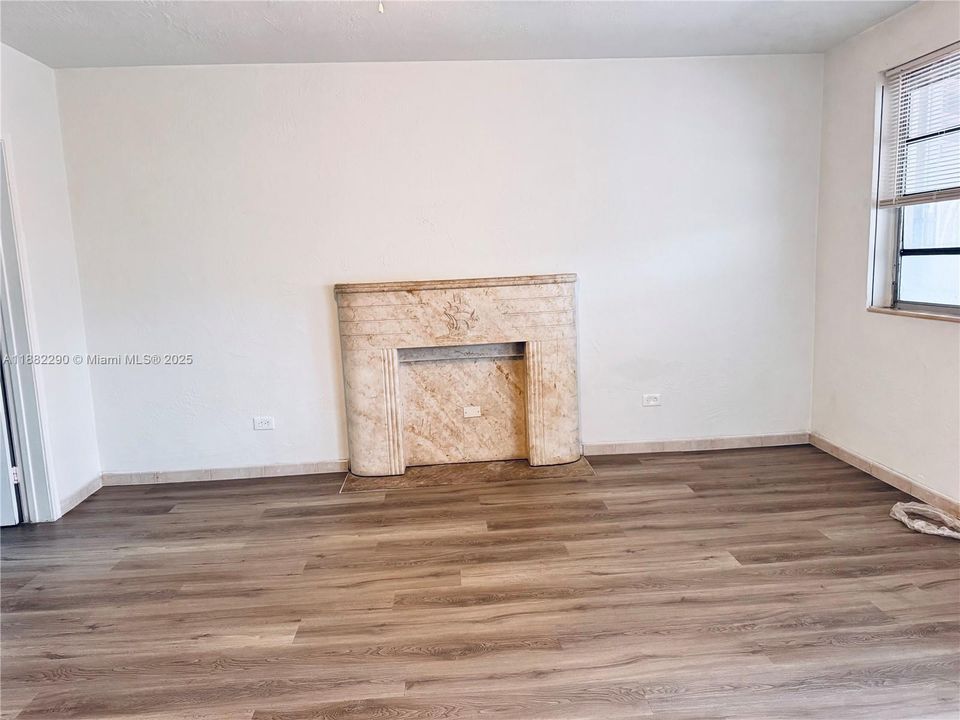 合同活跃: $1,250 (0 贝兹, 1 浴室, 416 平方英尺)