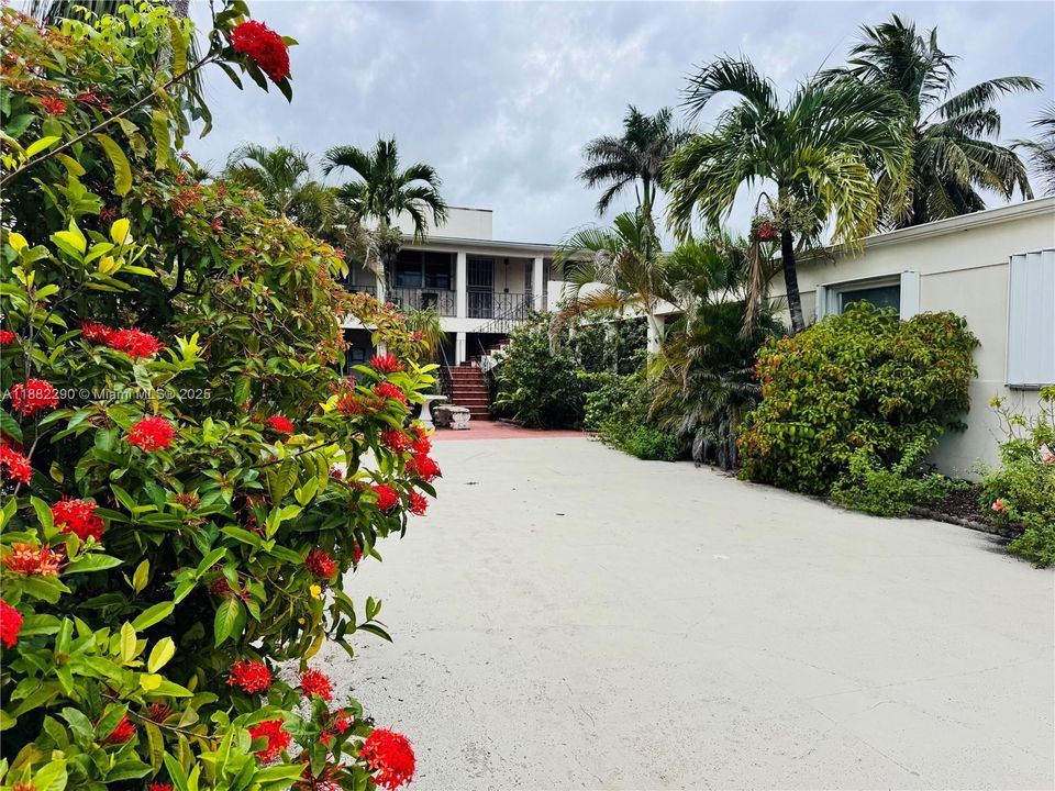 合同活跃: $1,250 (0 贝兹, 1 浴室, 416 平方英尺)