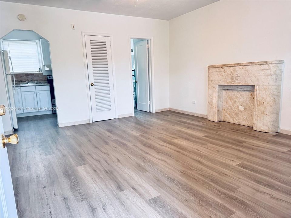 合同活跃: $1,250 (0 贝兹, 1 浴室, 416 平方英尺)