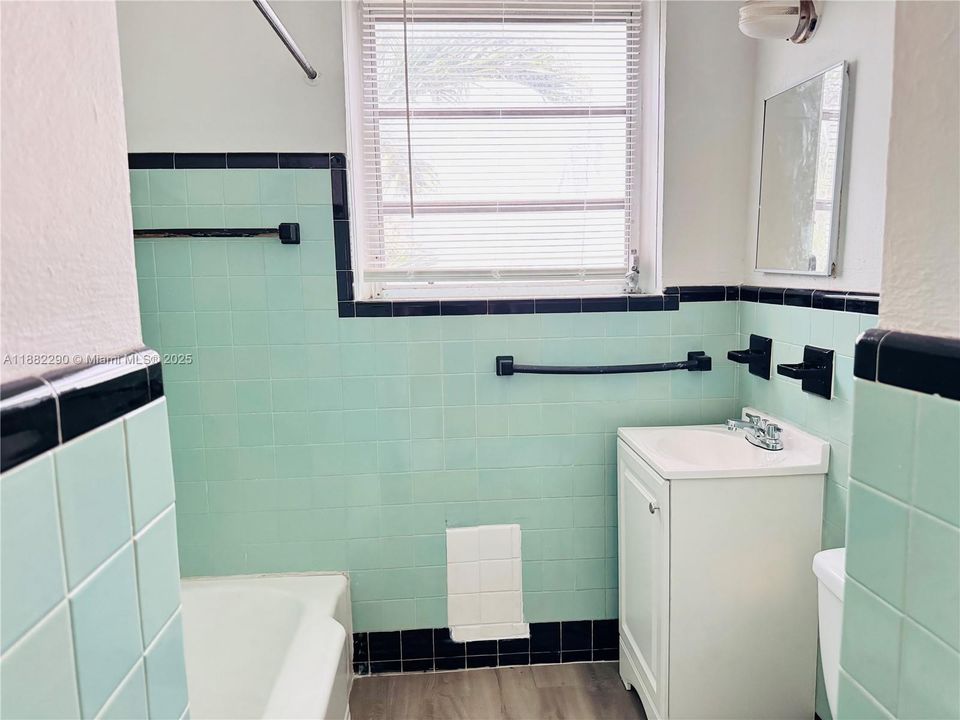 合同活跃: $1,250 (0 贝兹, 1 浴室, 416 平方英尺)