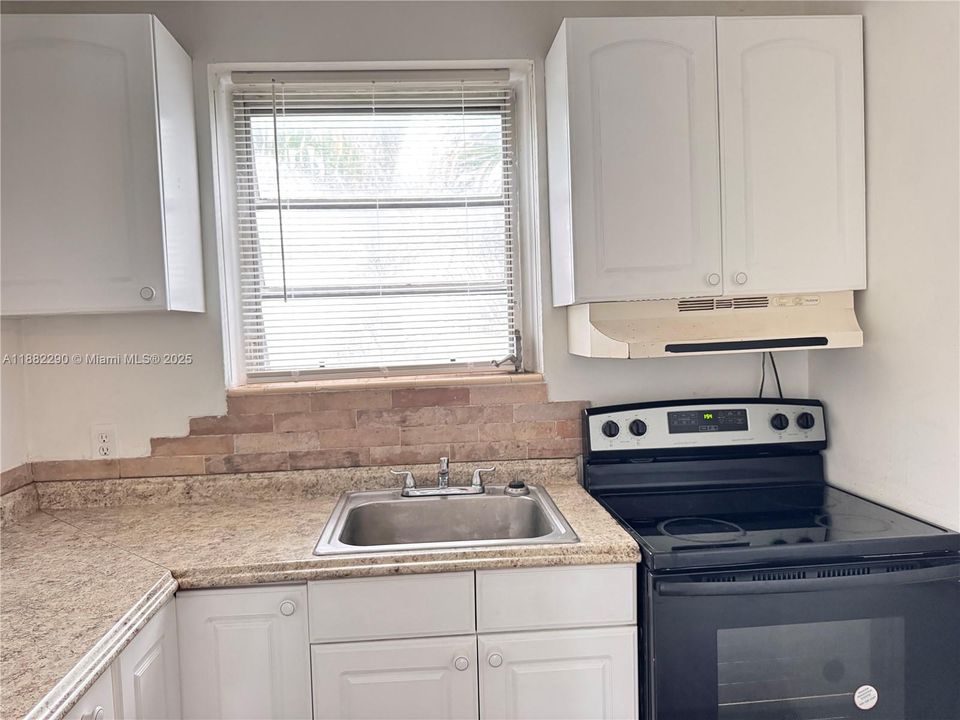 合同活跃: $1,250 (0 贝兹, 1 浴室, 416 平方英尺)