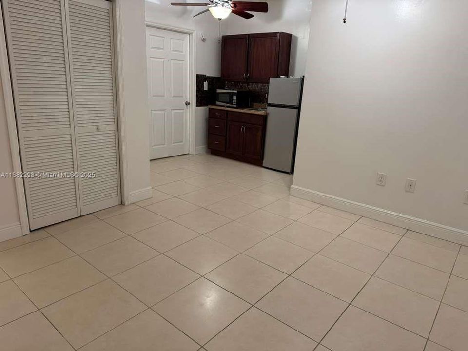 For Rent: $1,350 (1 beds, 1 baths, 2358 Square Feet)