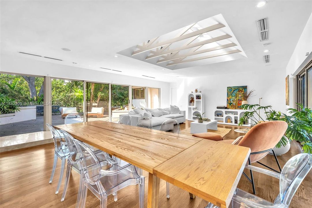 For Sale: $2,695,000 (6 beds, 3 baths, 3674 Square Feet)