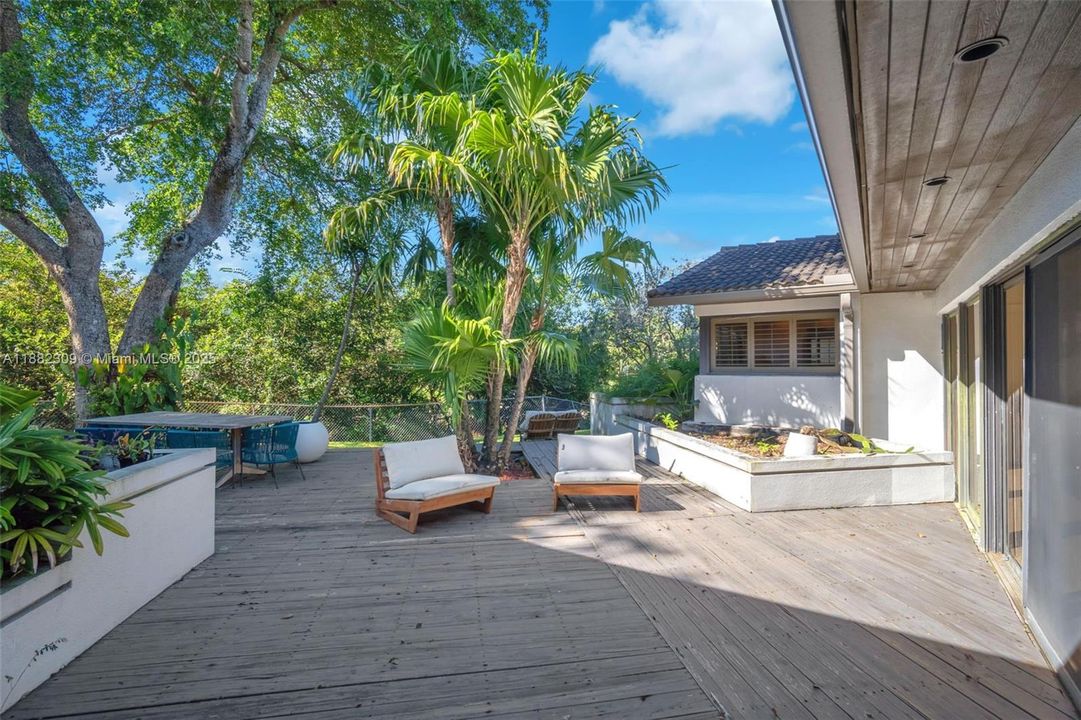 For Sale: $2,695,000 (6 beds, 3 baths, 3674 Square Feet)