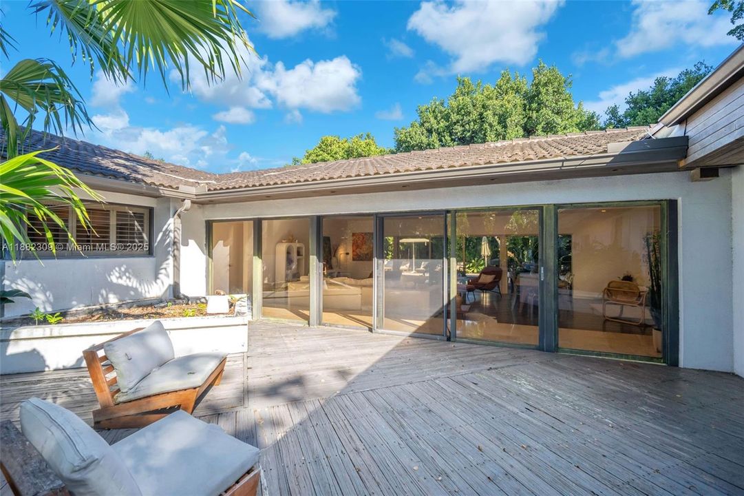 For Sale: $2,695,000 (6 beds, 3 baths, 3674 Square Feet)