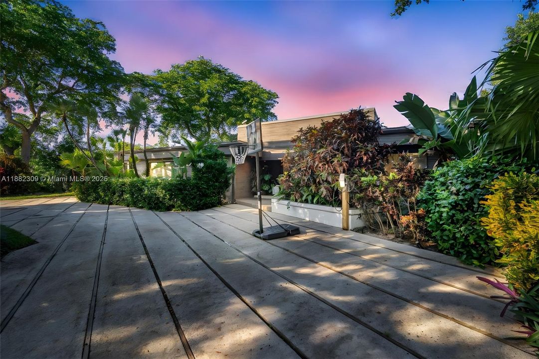 For Sale: $2,695,000 (6 beds, 3 baths, 3674 Square Feet)