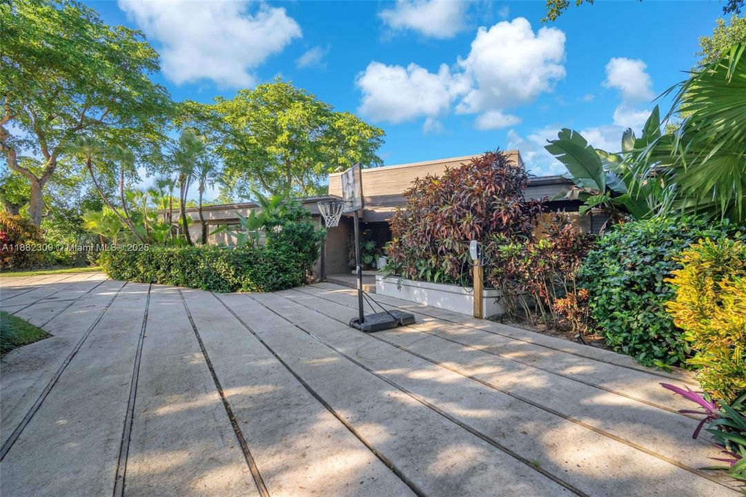 For Sale: $2,695,000 (6 beds, 3 baths, 3674 Square Feet)