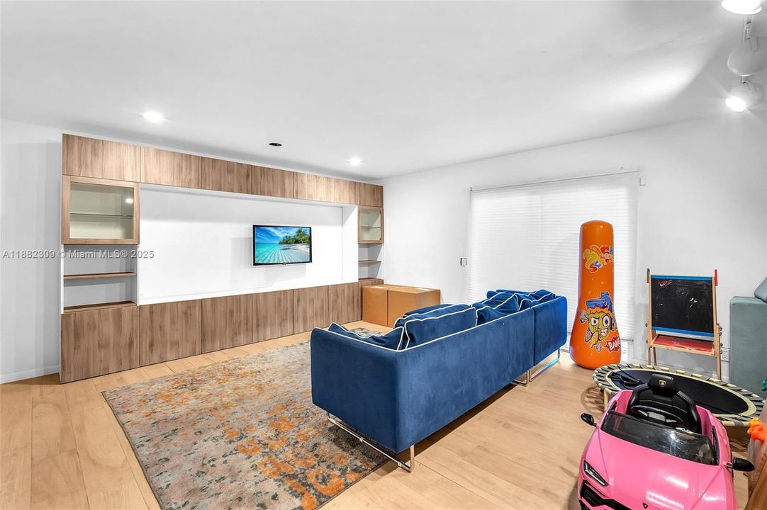 For Sale: $2,695,000 (6 beds, 3 baths, 3674 Square Feet)