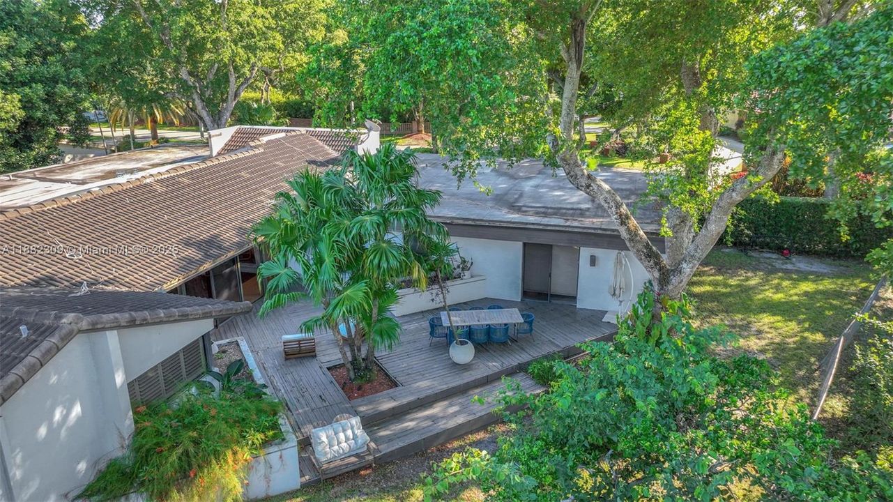 For Sale: $2,695,000 (6 beds, 3 baths, 3674 Square Feet)