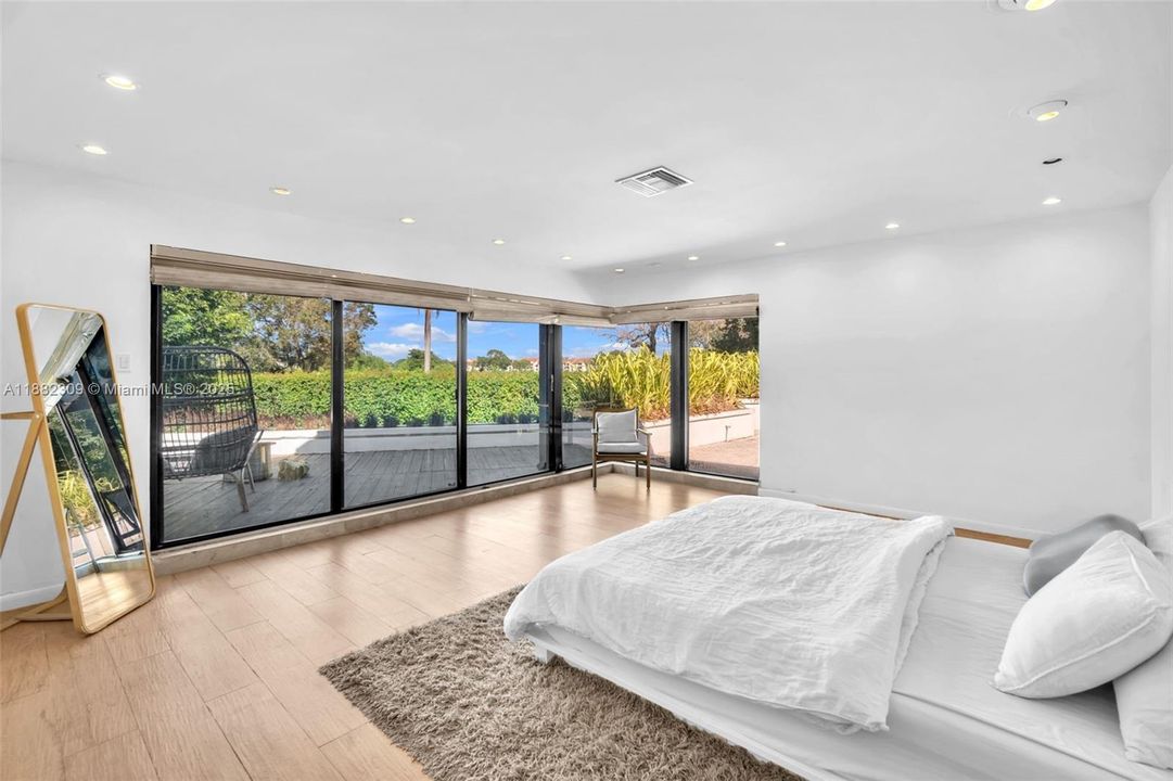 For Sale: $2,695,000 (6 beds, 3 baths, 3674 Square Feet)