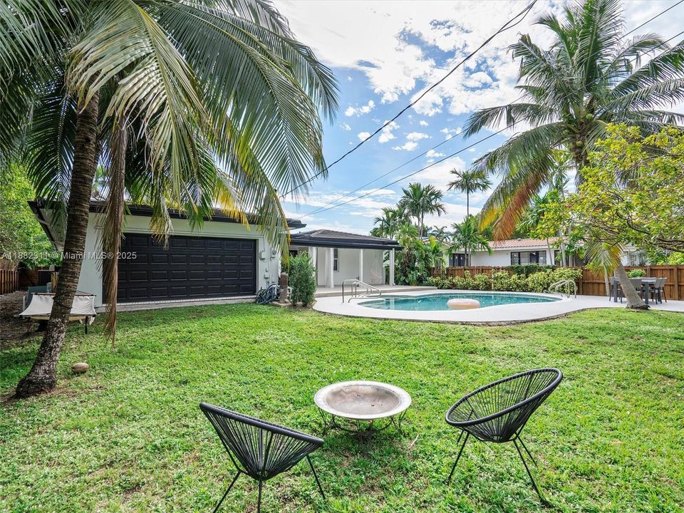 Active With Contract: $1,950,000 (4 beds, 2 baths, 2705 Square Feet)