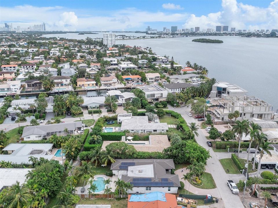 Active With Contract: $1,950,000 (4 beds, 2 baths, 2705 Square Feet)