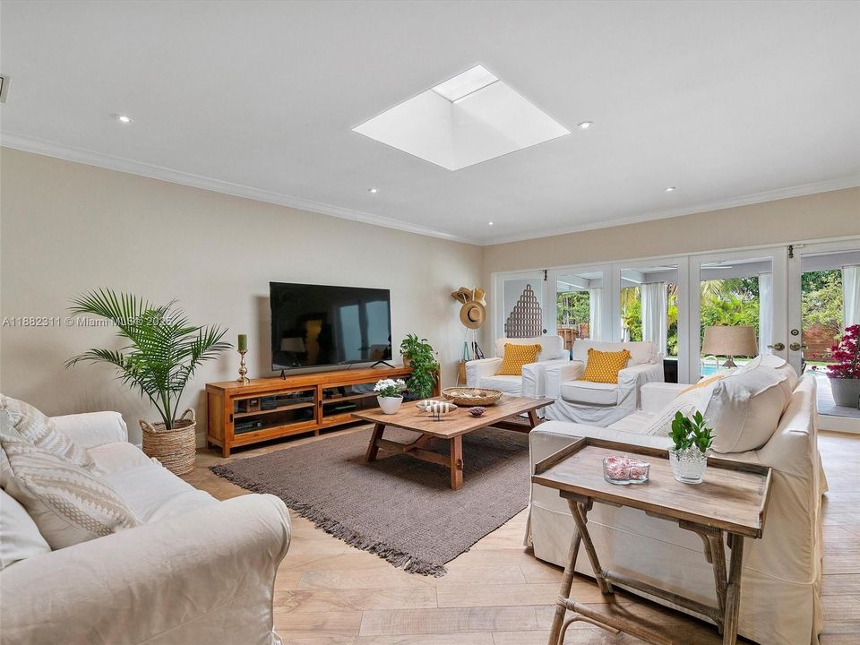 Active With Contract: $1,950,000 (4 beds, 2 baths, 2705 Square Feet)