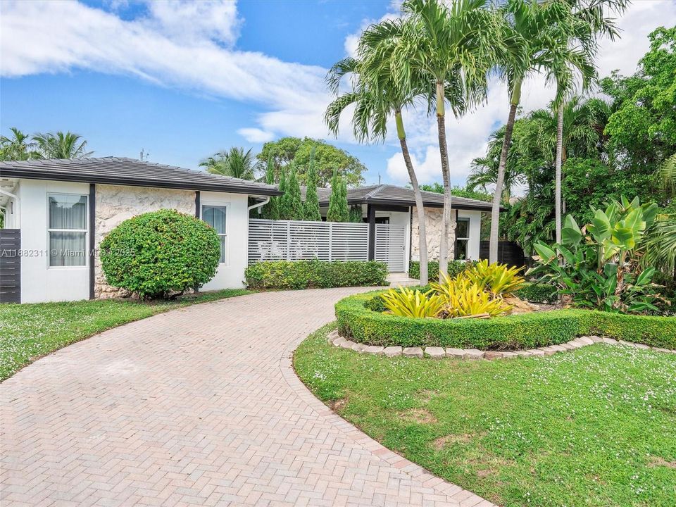 Active With Contract: $1,950,000 (4 beds, 2 baths, 2705 Square Feet)