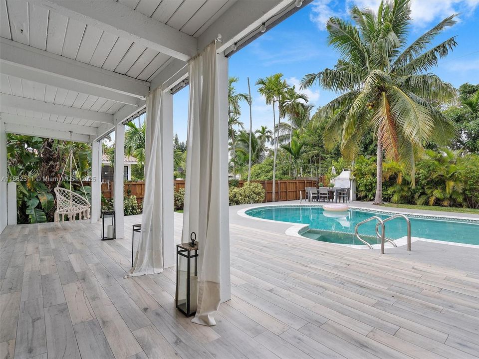 Active With Contract: $1,950,000 (4 beds, 2 baths, 2705 Square Feet)