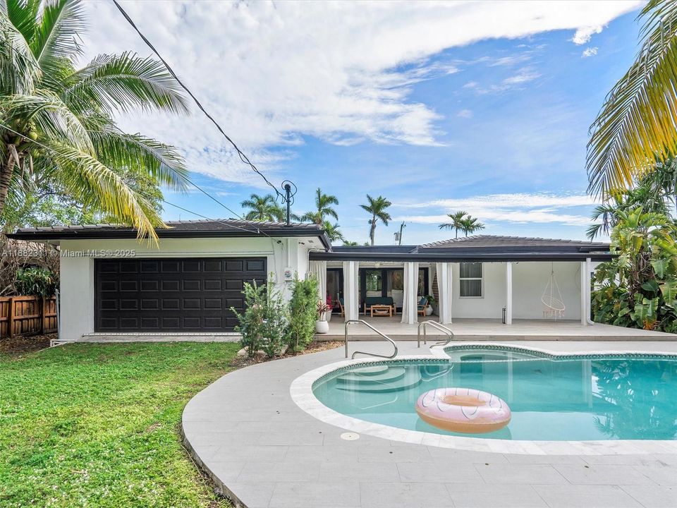 Active With Contract: $1,950,000 (4 beds, 2 baths, 2705 Square Feet)