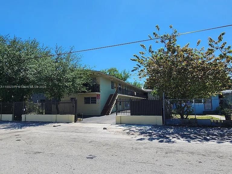 Active With Contract: $1,399 (1 beds, 1 baths, 650 Square Feet)